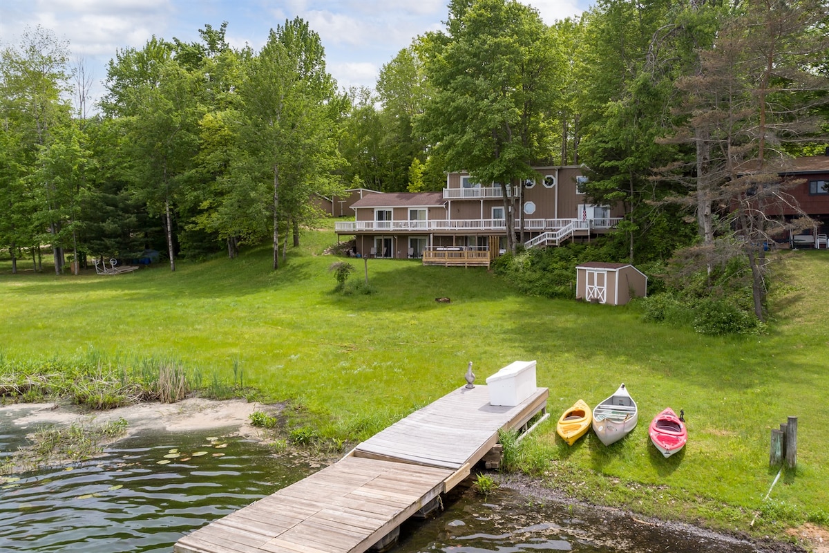 Lakeside Retreat | Hot Tub, Kayak, Arcade, Pontoon