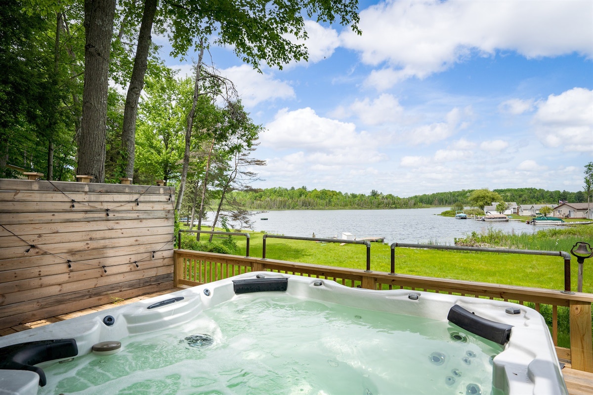 Lakeside Retreat | Hot Tub, Kayak, Arcade, Pontoon