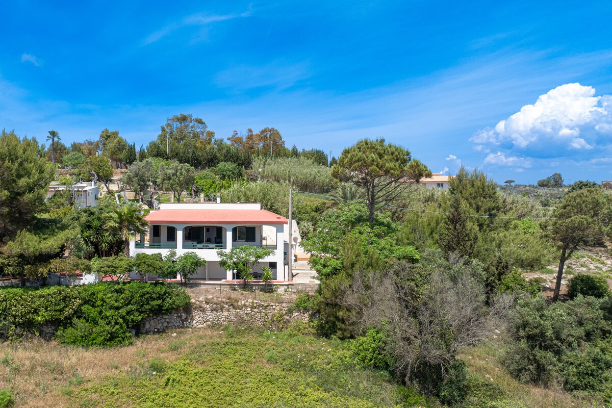 Quiet country house with sea view and garden