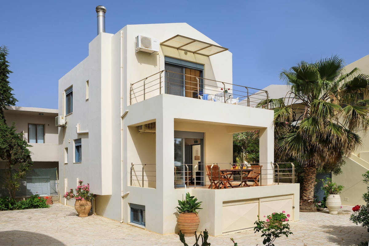 Giannis Beach villa in Almirida,no car needed