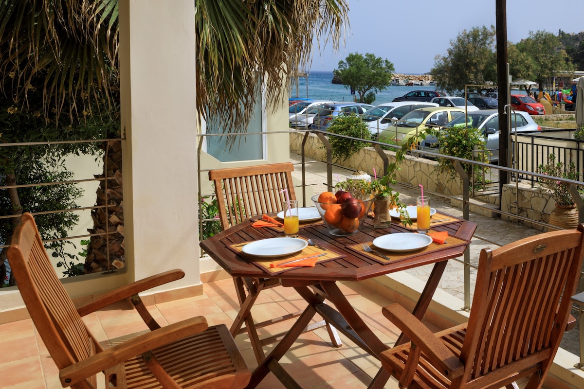 Giannis Beach villa in Almirida,no car needed