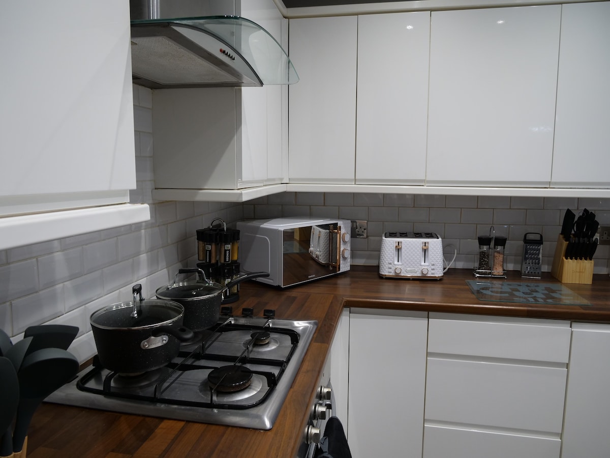 Stunning 5-Bed House in Liverpool! Great Location!