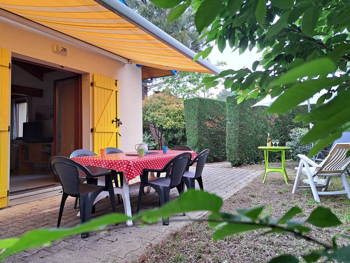 3 room house with swimming pool in Village Océland