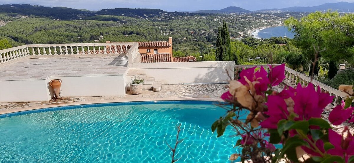 Height of Bandol, villa with a pool