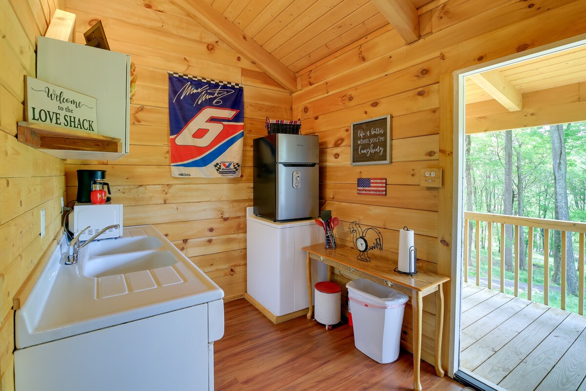 Tazewell Cabin Escape w/ Charcoal Grill & Fire Pit