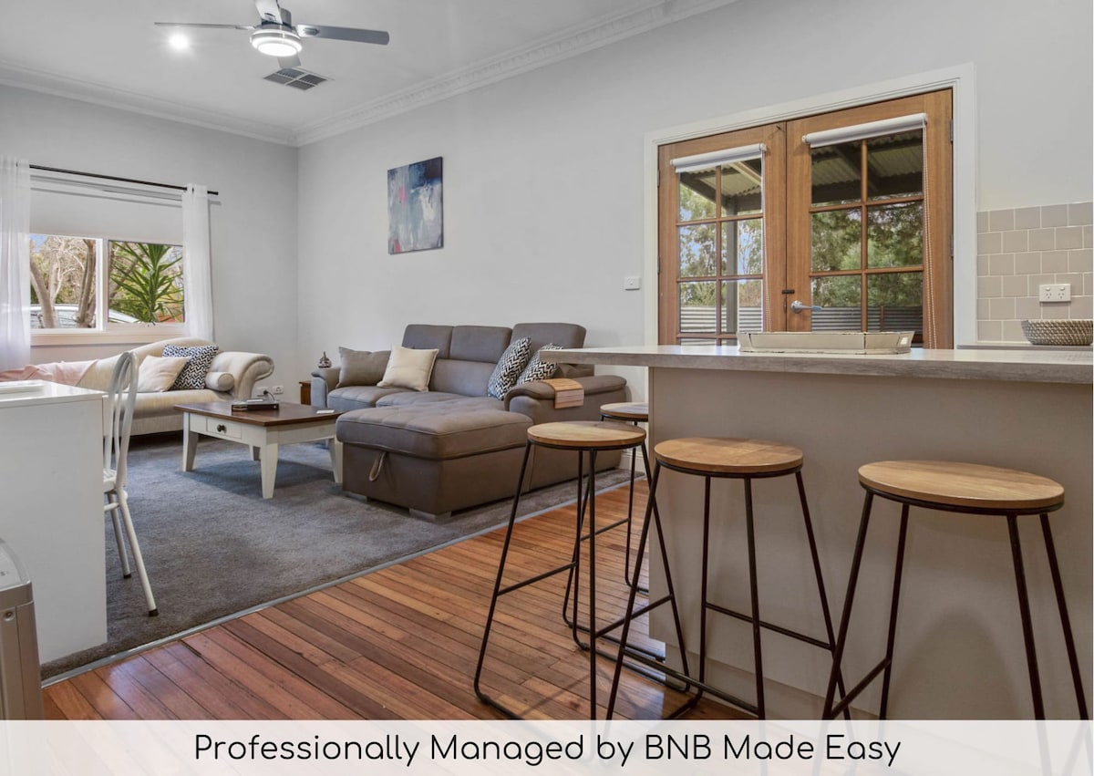 Hayes Corner Cottage | Short Drive to CBD, Private