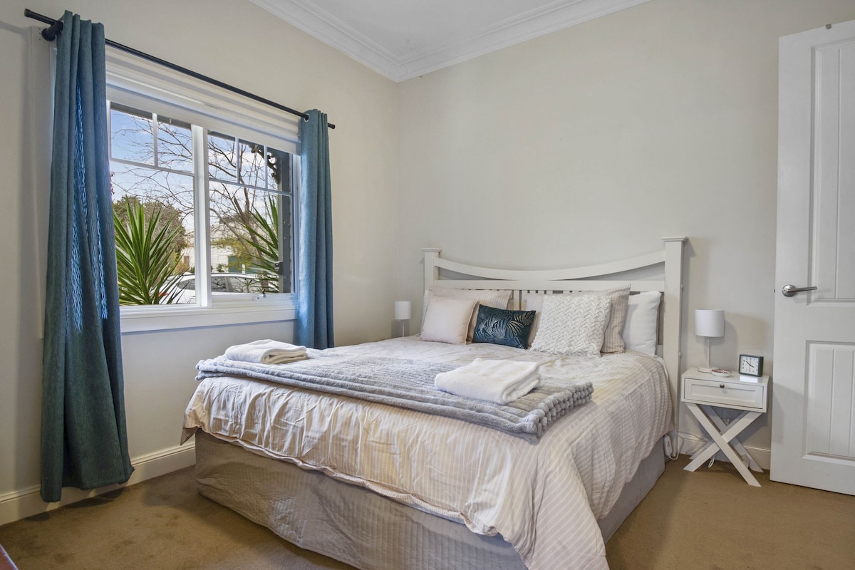 Hayes Corner Cottage | Short Drive to CBD, Private