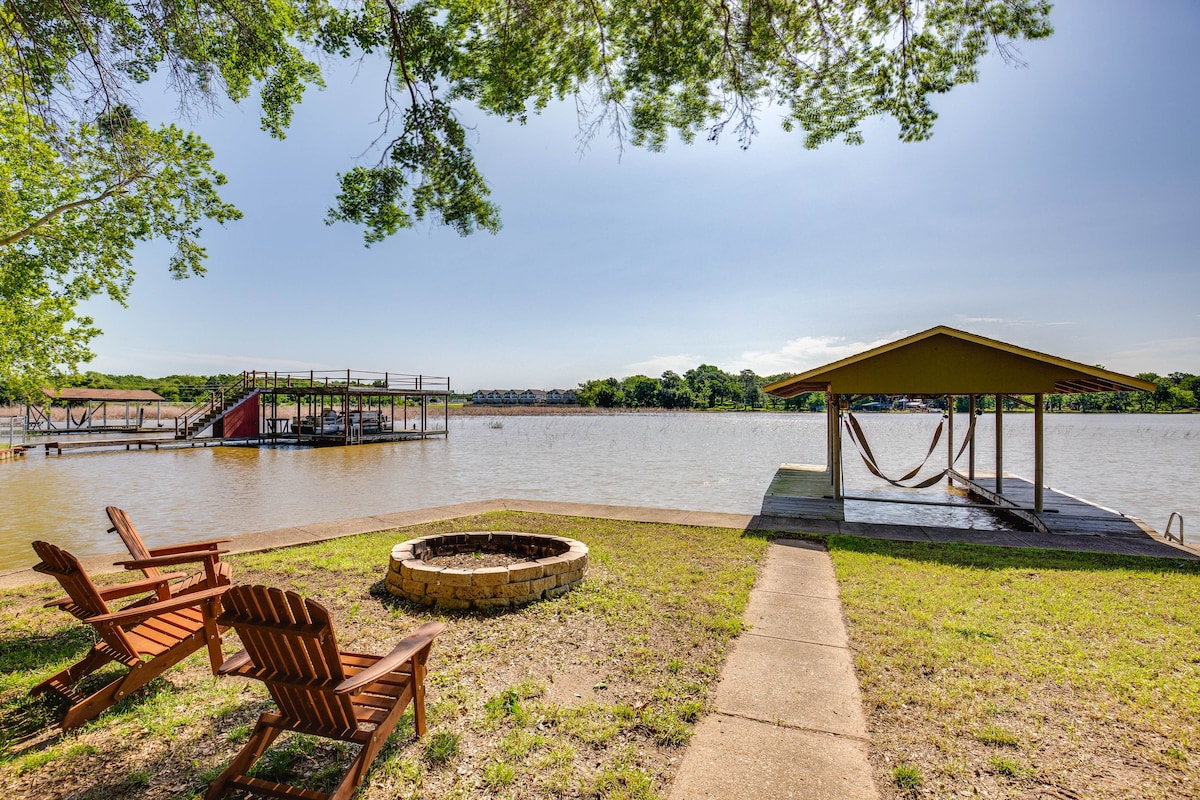 Lakefront Texas Home w/ Private Dock + Fire Pit!