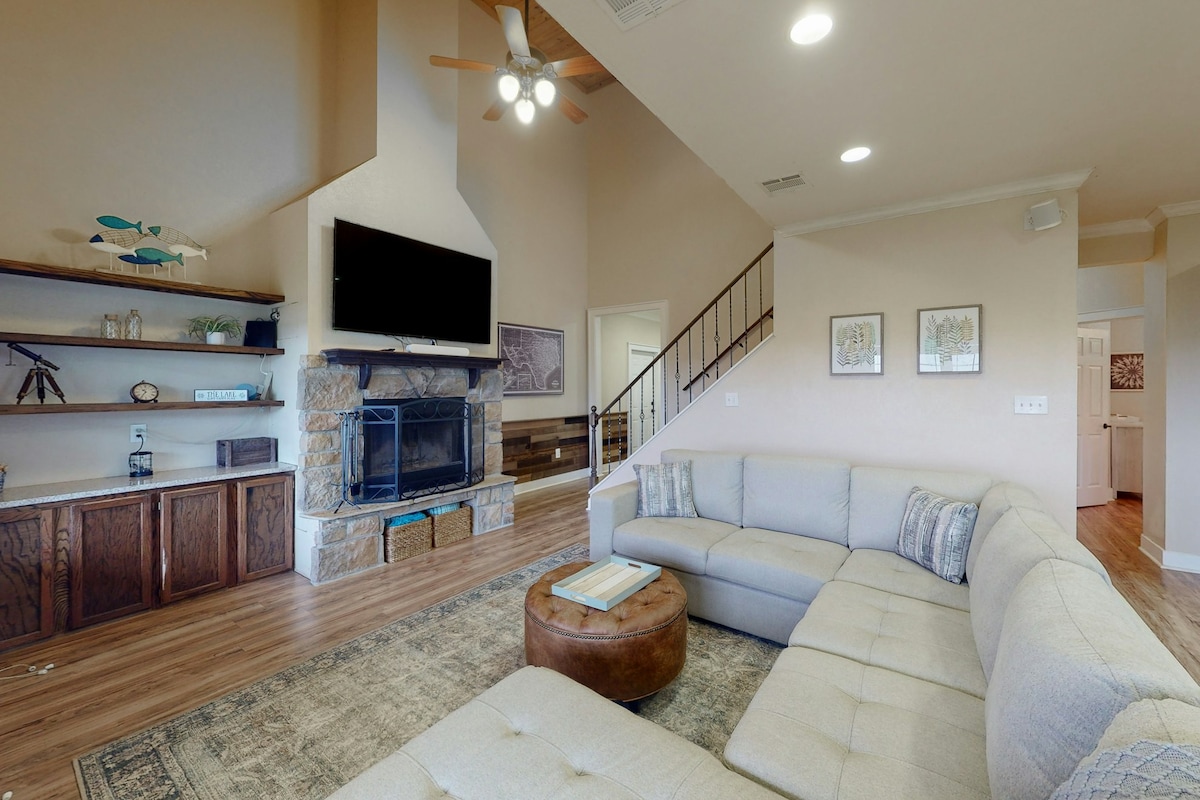 Spacious 3BR Lakeview | Balcony | Game Room