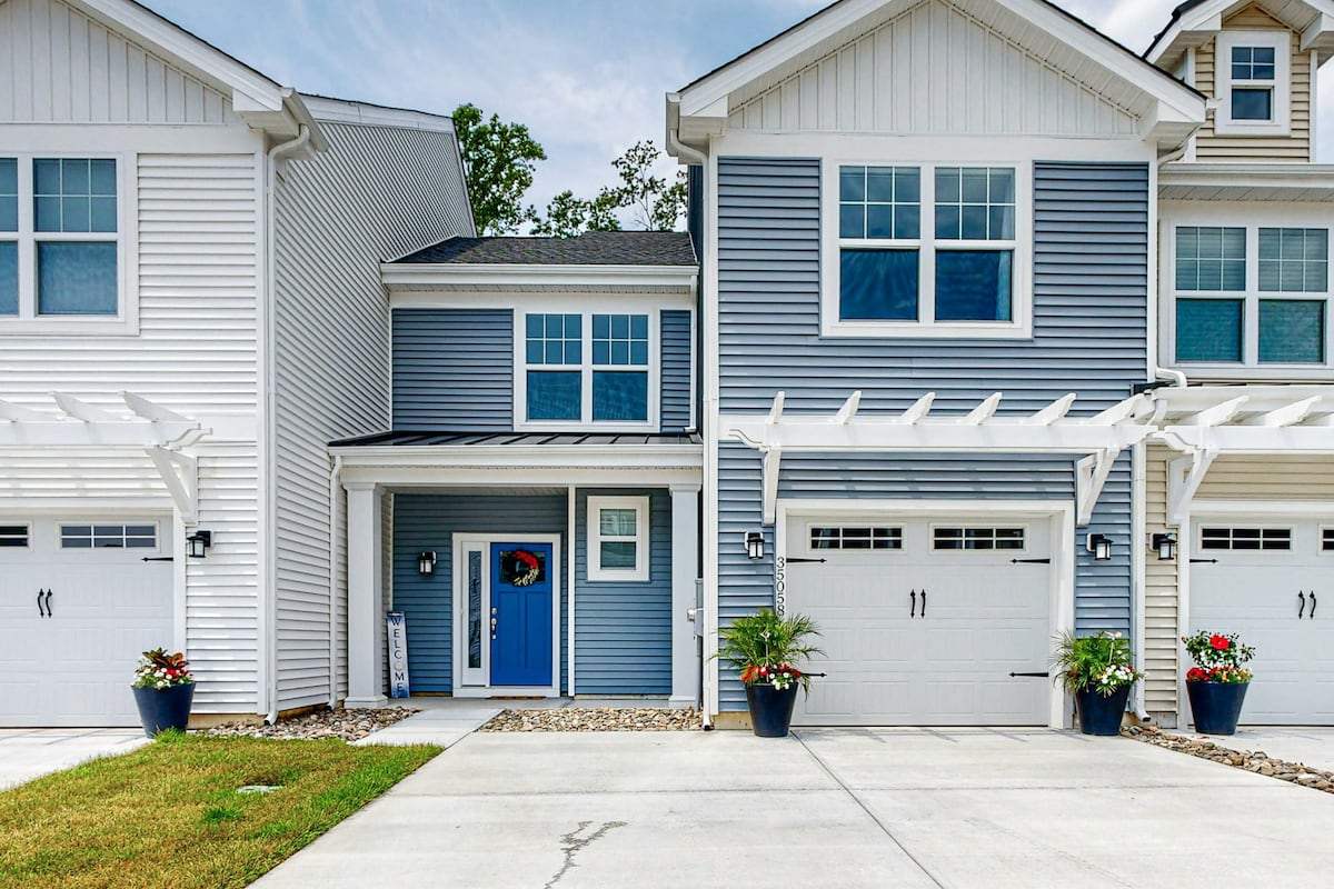 3BR townhouse with pool & patio