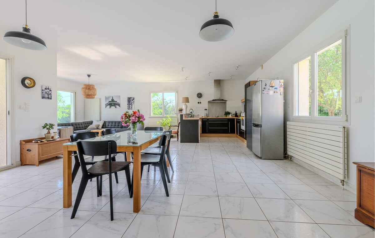 Cozy home in Garrigues with kitchen
