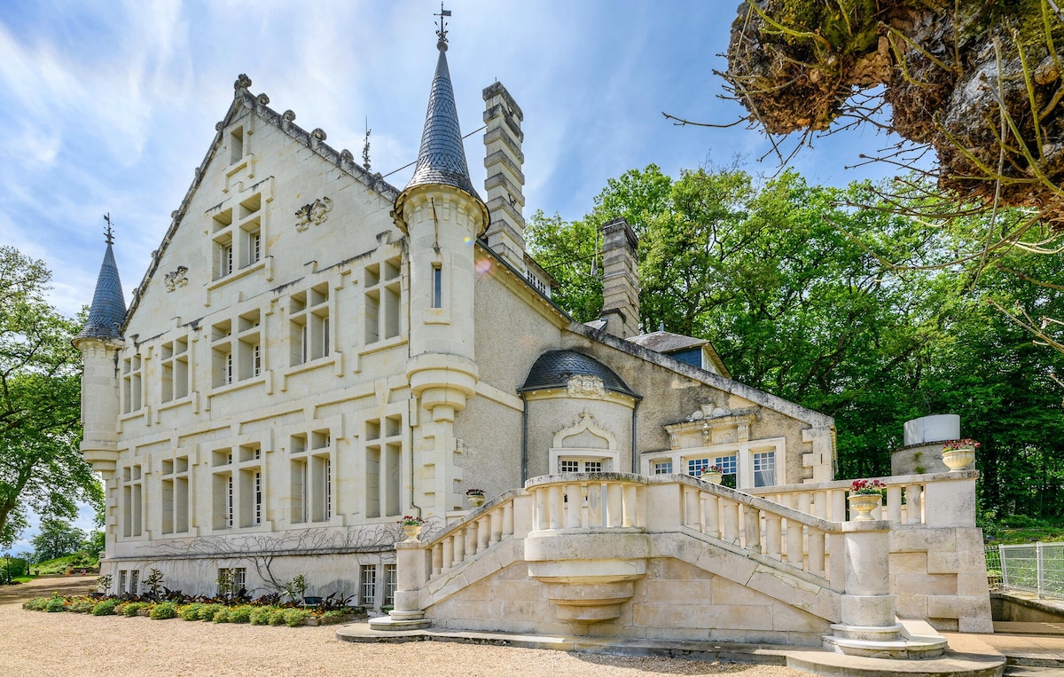 Awesome home in Lencloître