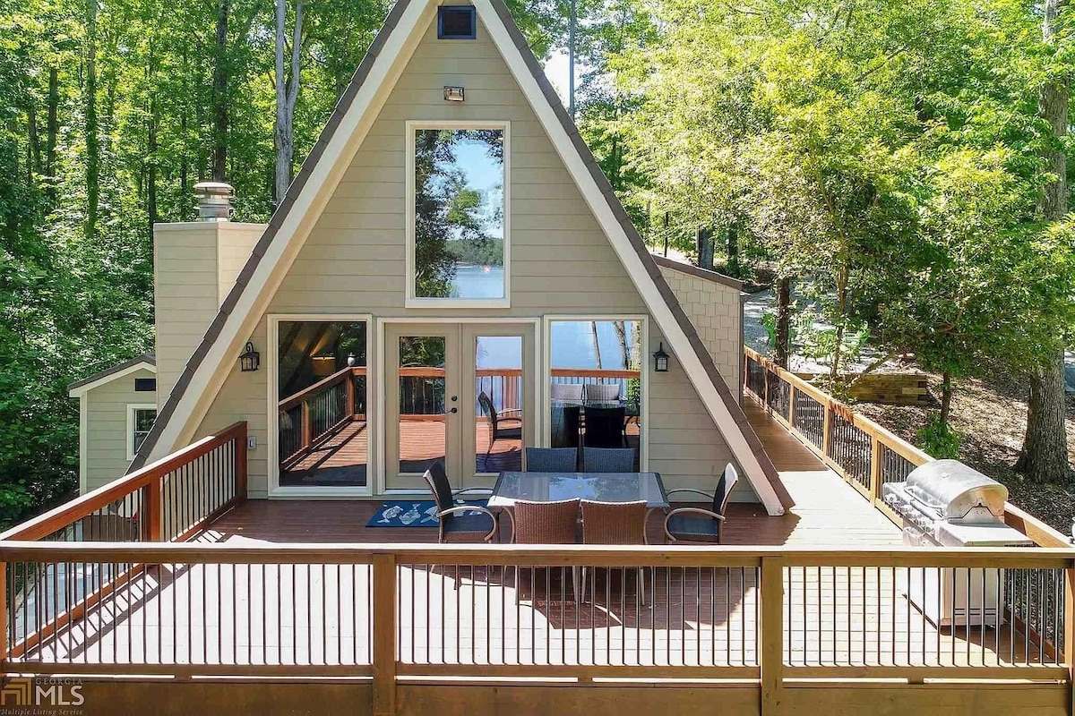 Cozy 3BR Cabin with Lake View in Dawsonville