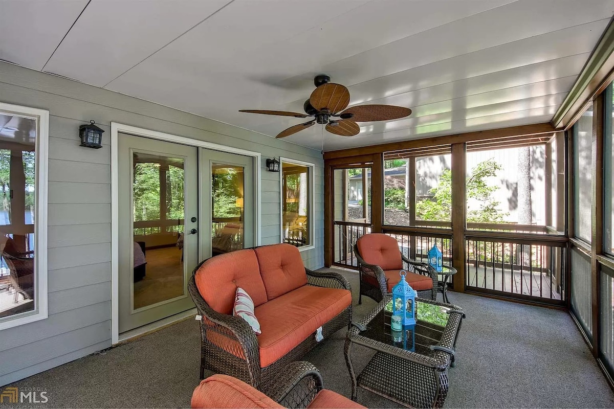 Cozy 3BR Cabin with Lake View in Dawsonville