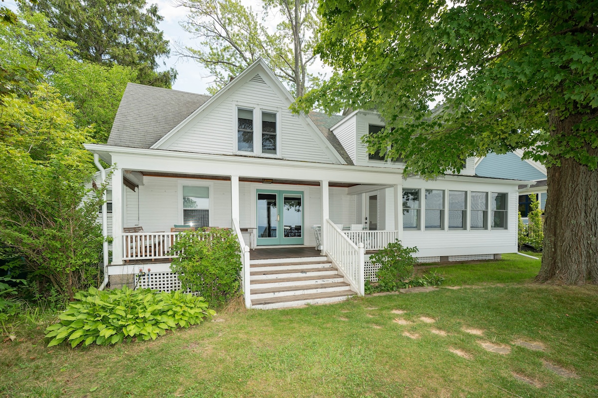 Lake MI Cottage w/Private Beach on North Shore Dr