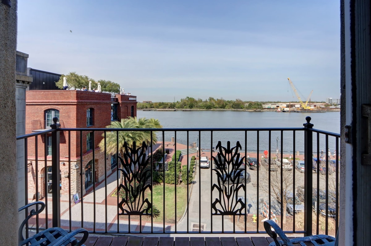 The Riverfront Loft, Charming | River Views