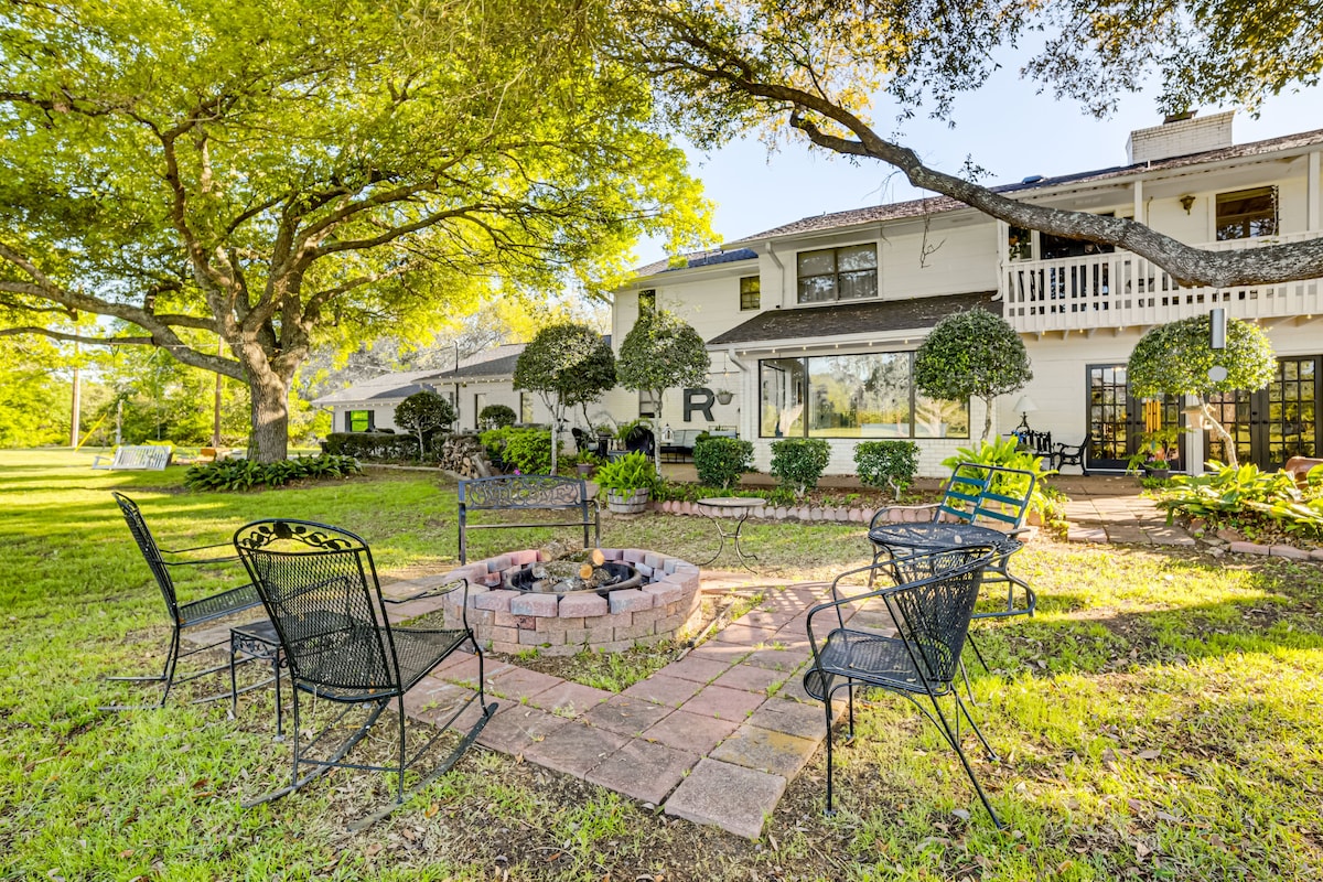 Spacious Madisonville Estate w/ Grill & Pond Views