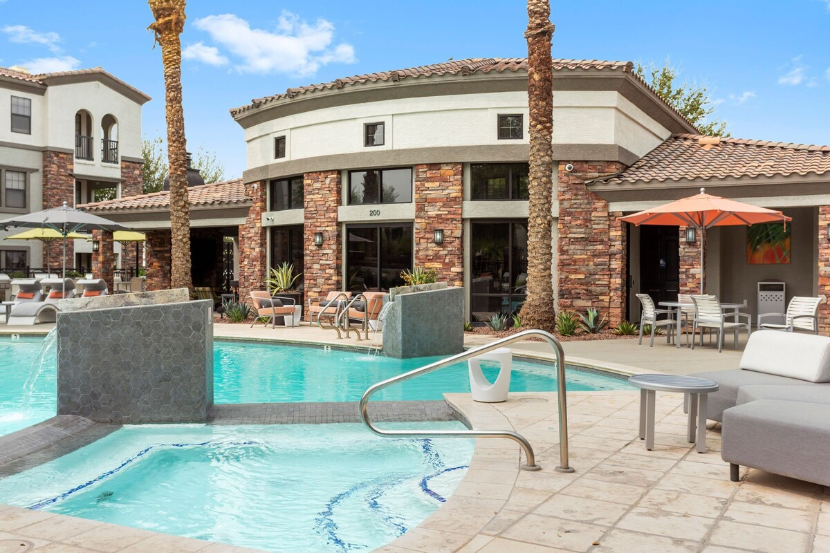 CozySuites Glendale by the stadium w/ pool! 10