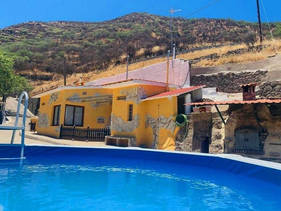 Artenara Era del Centeno带泳池的房子