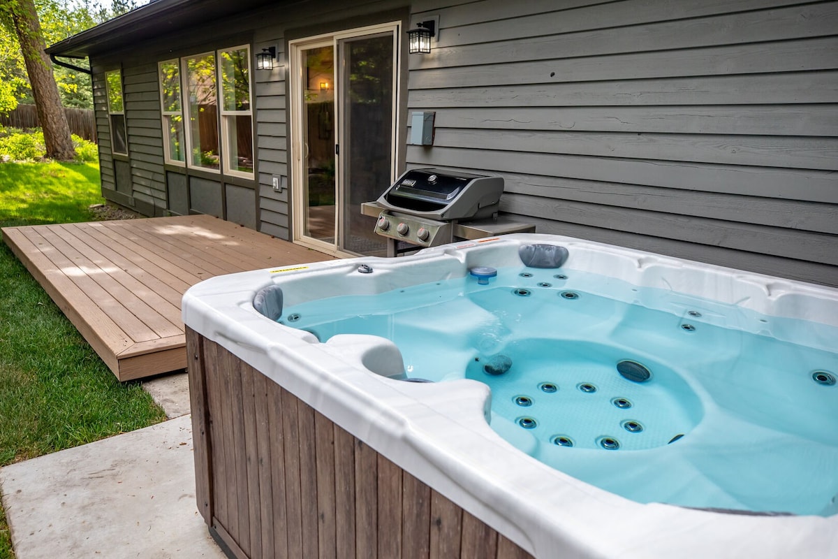 Beautiful 3 bedroom private home with hot tub