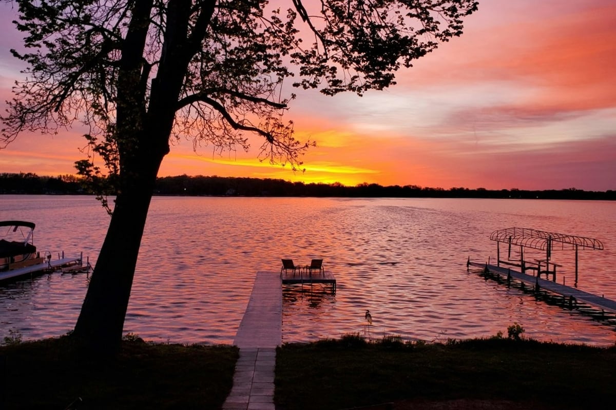 Lakefront 4BR with amazing views, deck, & grill