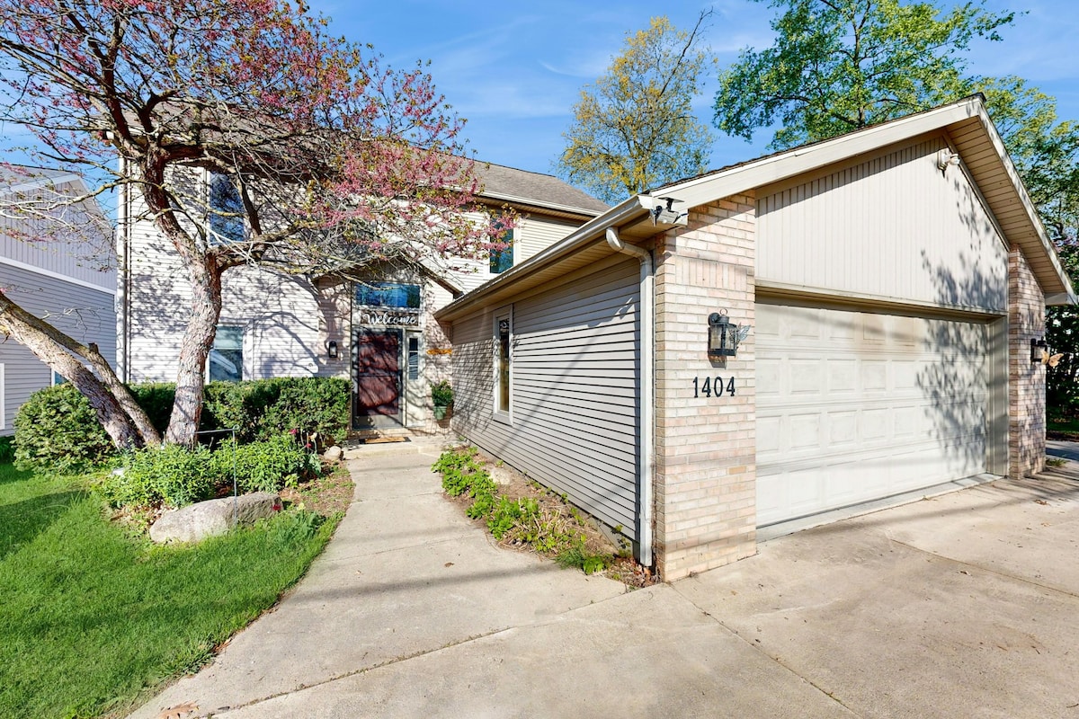 Lakefront 4BR with amazing views, deck, & grill