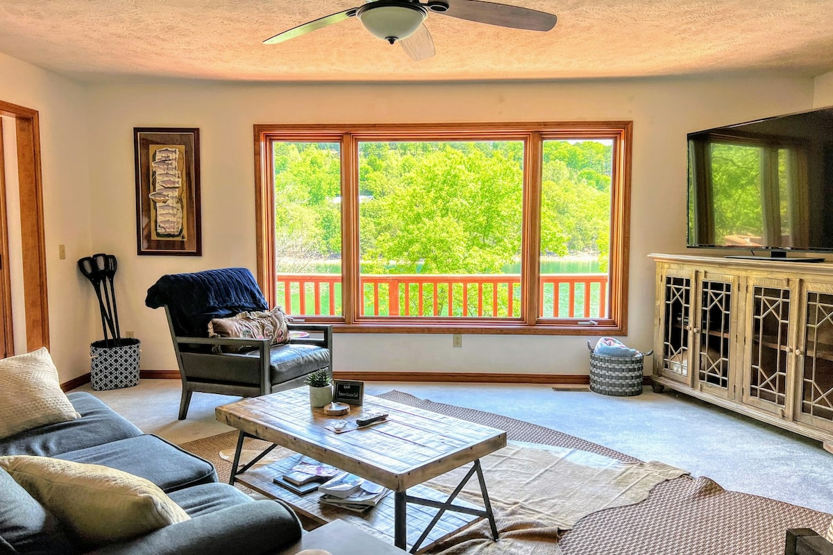 Lakefront 4BR w/ Beaver Lake view & 2 living areas