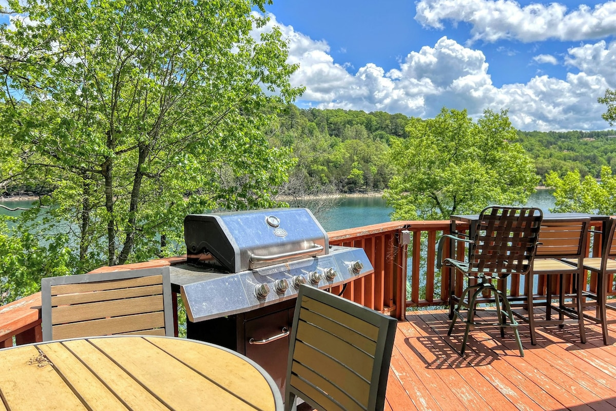 Lakefront 4BR w/ Beaver Lake view & 2 living areas