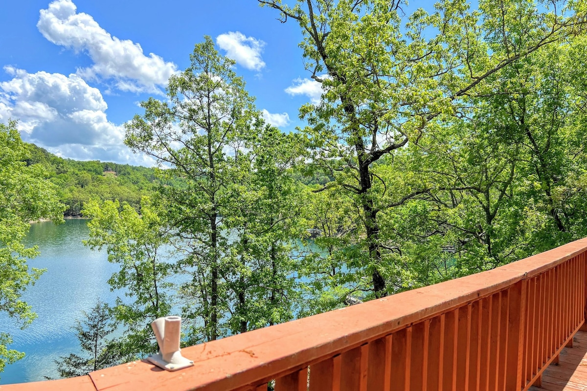 Lakefront 4BR w/ Beaver Lake view & 2 living areas