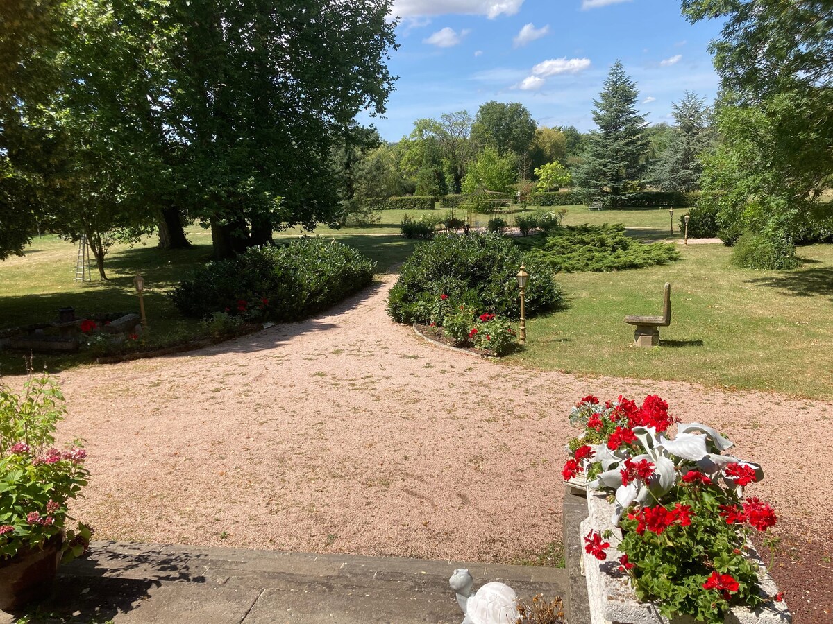 Amazing mansion for 15 ppl. at Saint-Genès-du-Retz