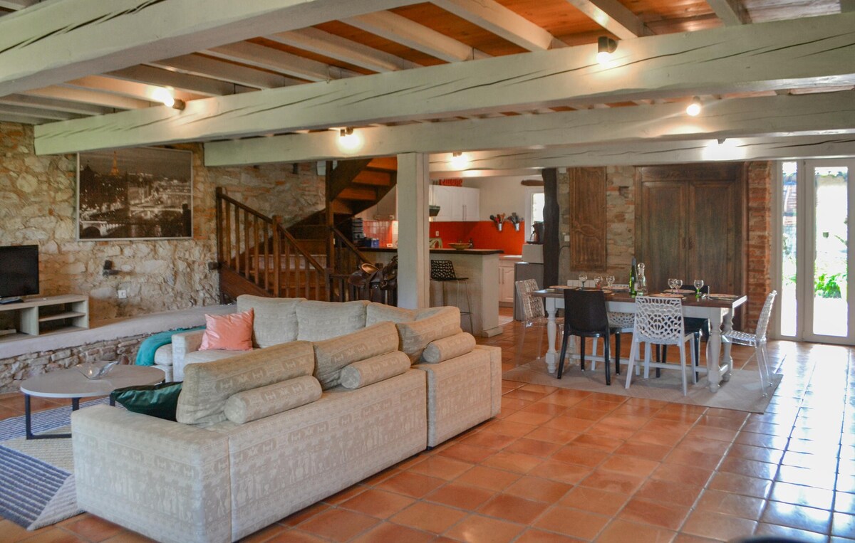 Cozy home in Monclar-De-Quercy with kitchenette