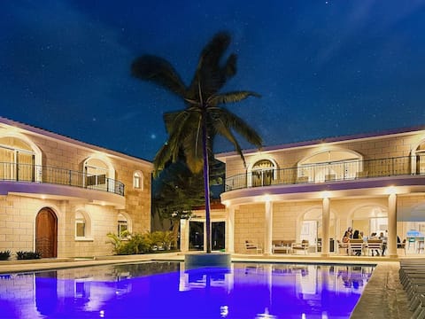 10BR Beach Villa with private Chef, Pool & Jacuzzi