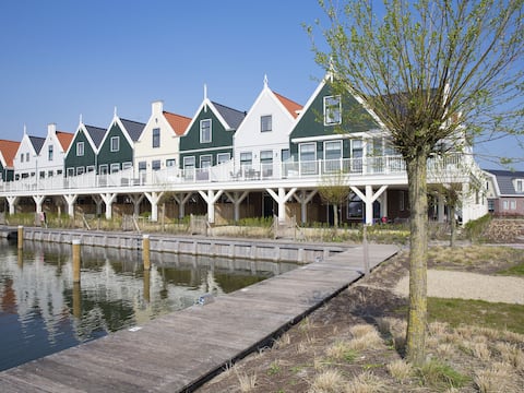 Spacious holiday home near Amsterdam