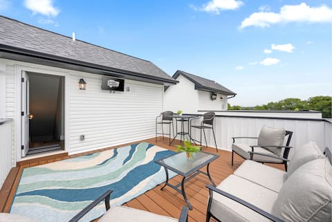 Adam's Downtown Retreat with 2 Rooftop Patios