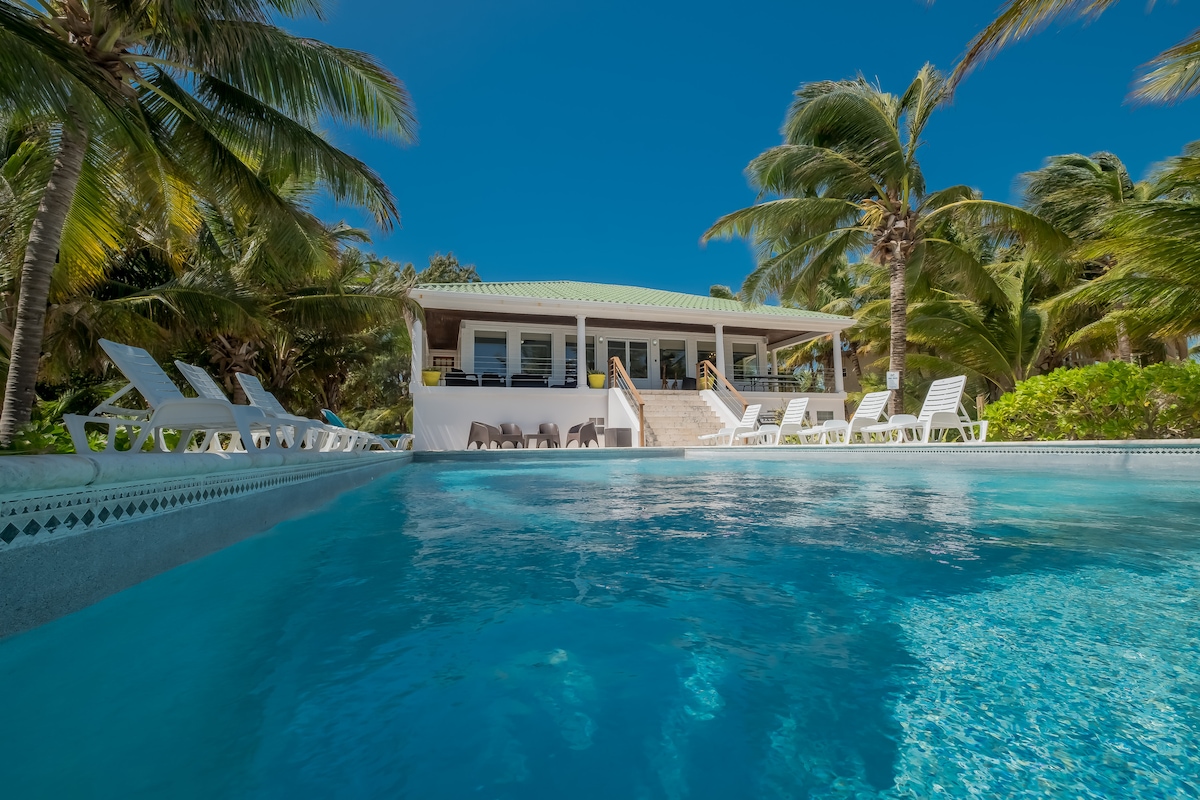 Stunning Caribbean Views. Beach, Pool, Kayaks.