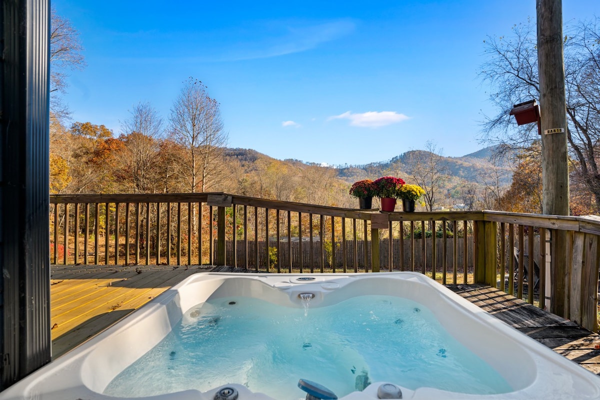 Mountain View Cottage with Hot Tub