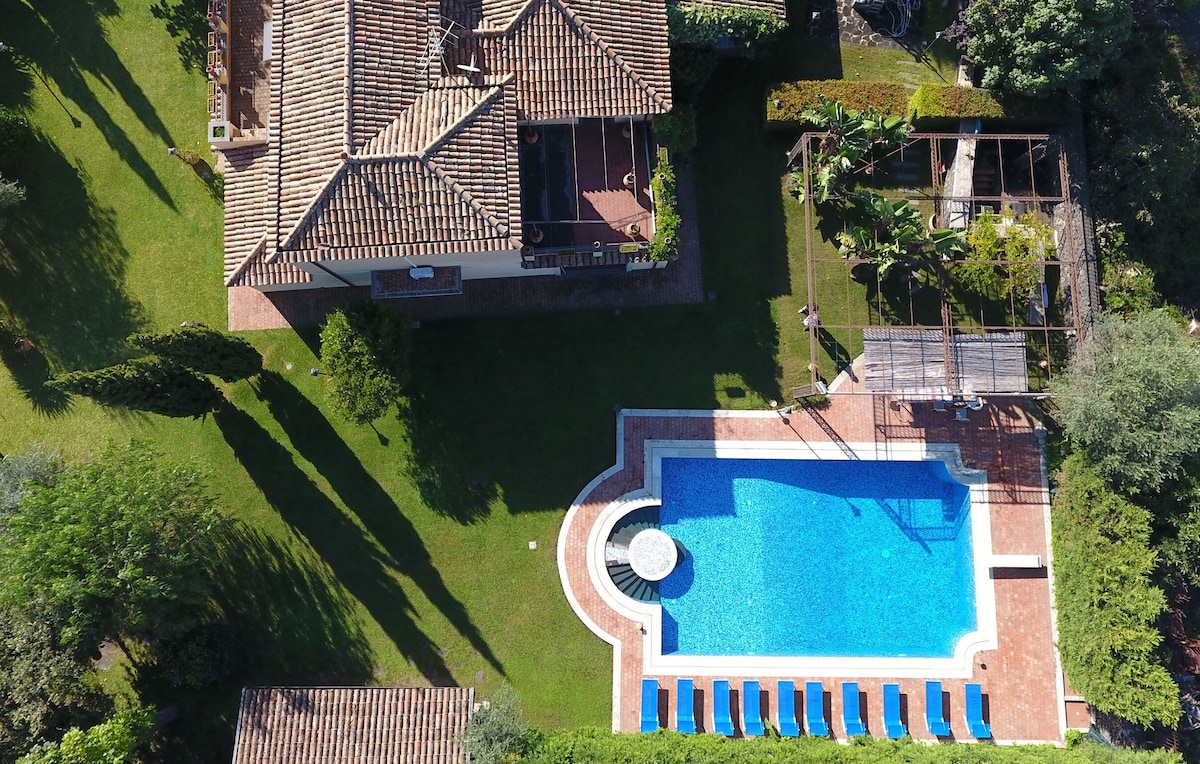 别墅设有大型私人泳池和壮丽花园