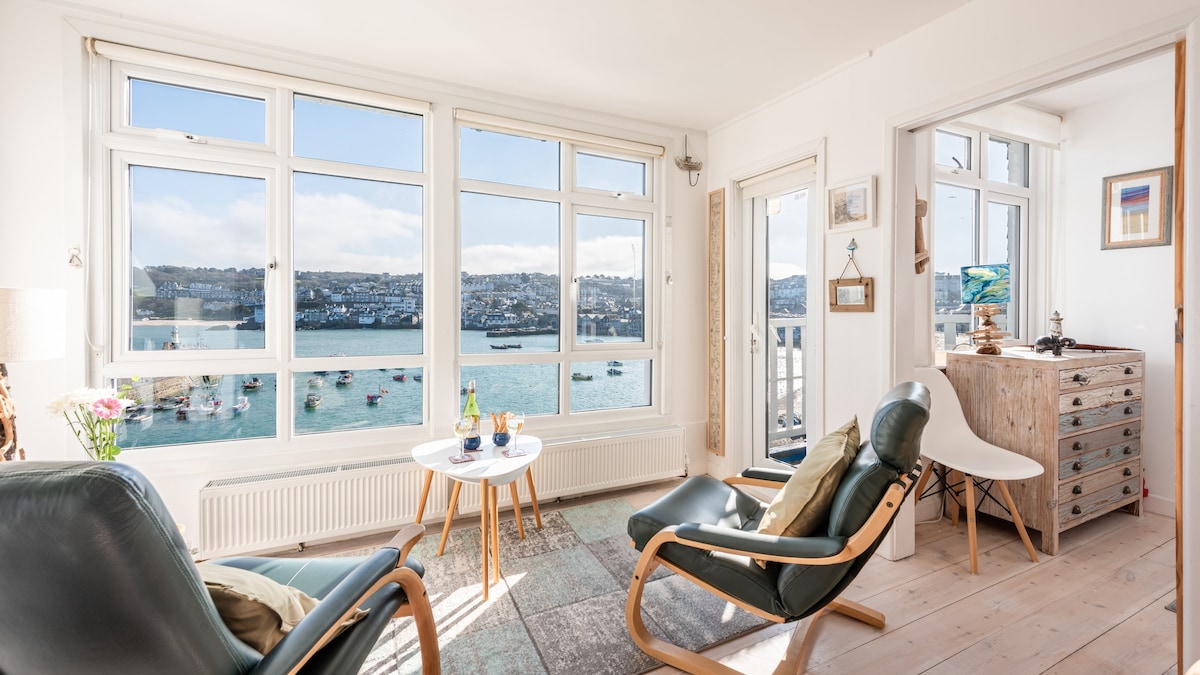 6阳光明媚的顶层公寓，可欣赏圣艾夫斯码头海滨的壮丽海景。港口前面位置免费无线网络