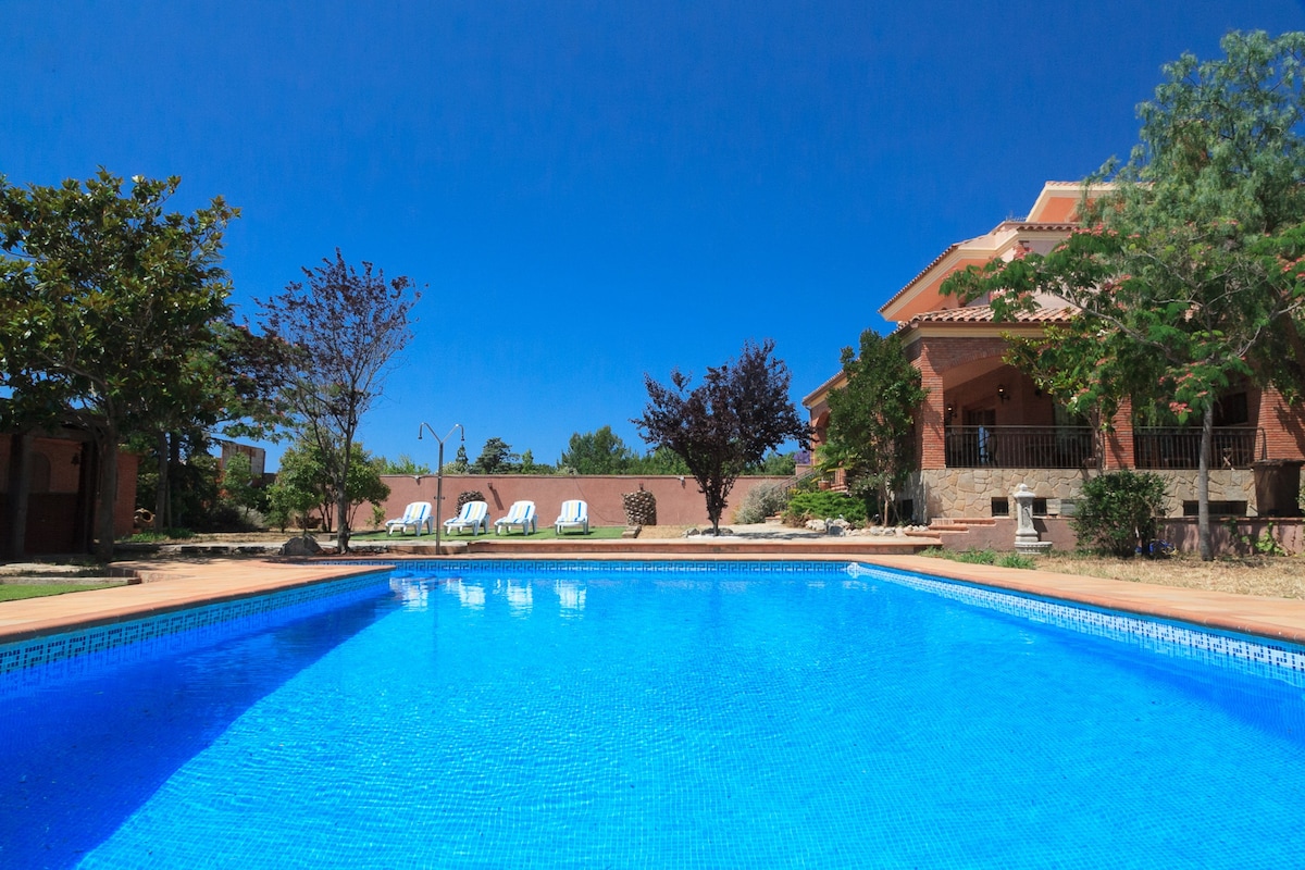 Villa Botarell con gran jardín y piscina privada