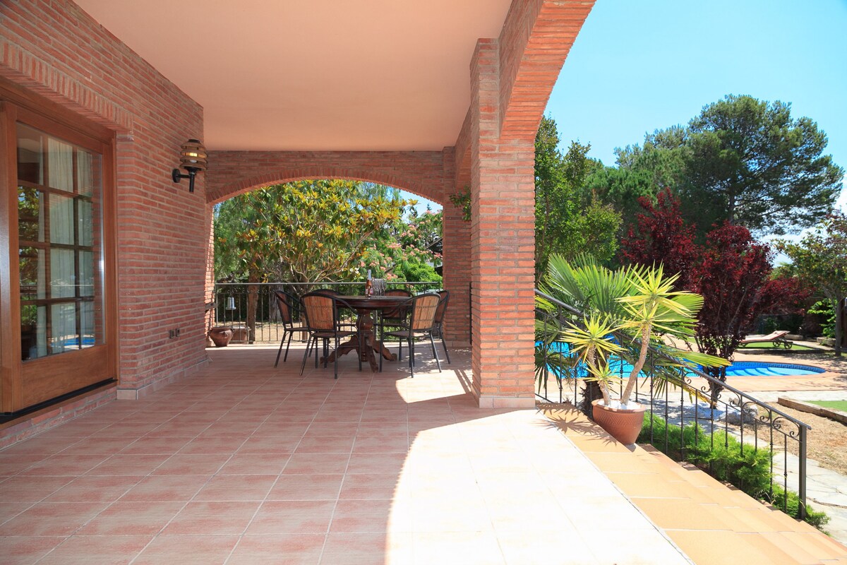 Villa Botarell con gran jardín y piscina privada