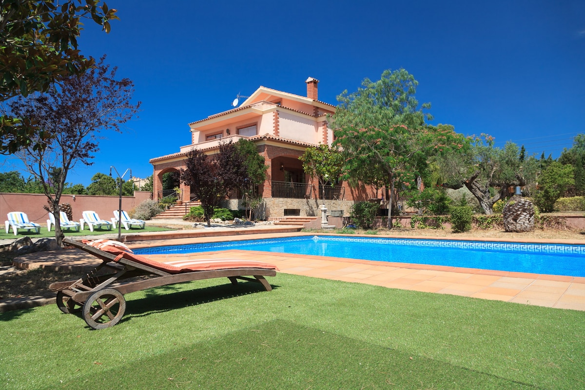 Villa Botarell con gran jardín y piscina privada