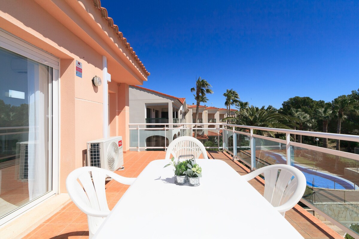 Apartamento familiar frente al mar con piscina · U