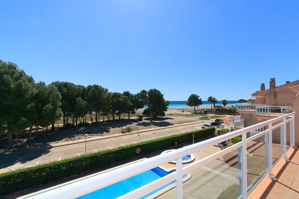 Apartamento familiar frente al mar con piscina · U