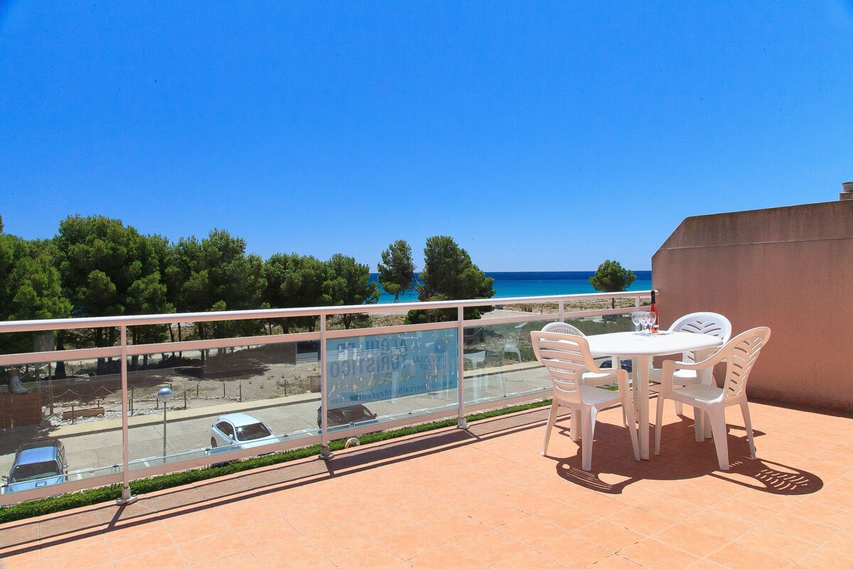 Apartamento familiar frente al mar con piscina · U