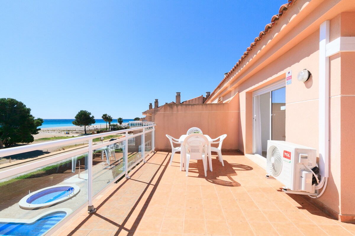 Apartamento familiar frente al mar con piscina · U