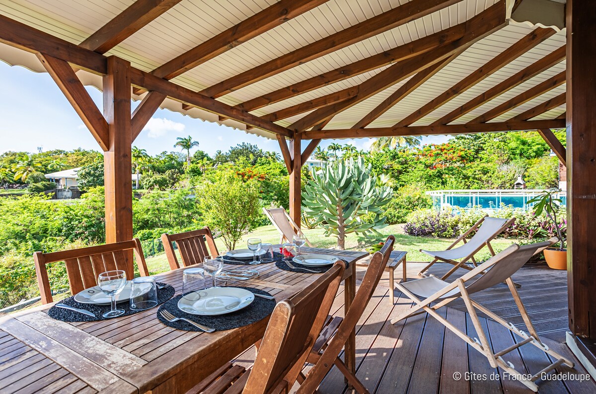 Paradise Bay Cozy bungalow by the sea with pool