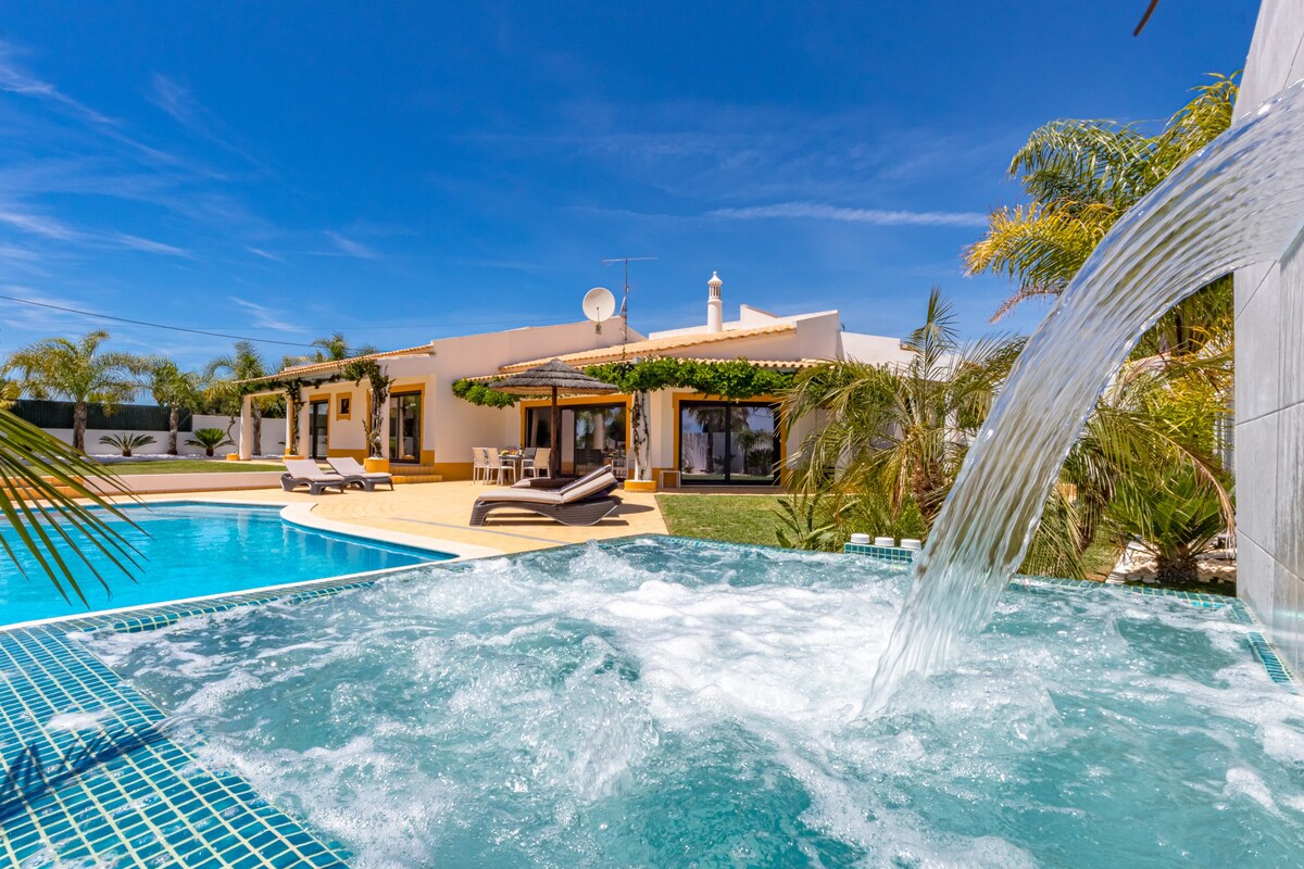 卡西尼亚别墅（ Villa Casinha ）是一座美妙的别墅，设有泳池和ja