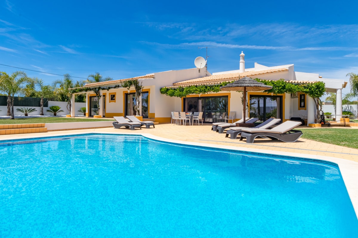 卡西尼亚别墅（ Villa Casinha ）是一座美妙的别墅，设有泳池和ja