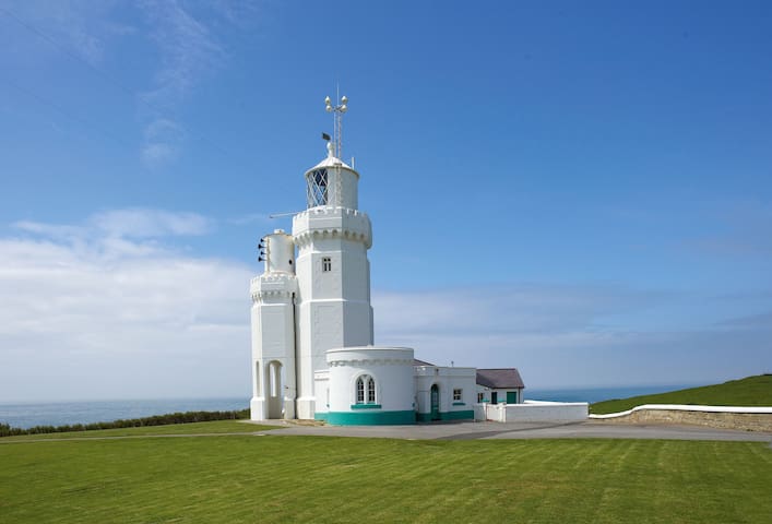 St Catherines Lighthouse, Niton, Ventnor的民宿