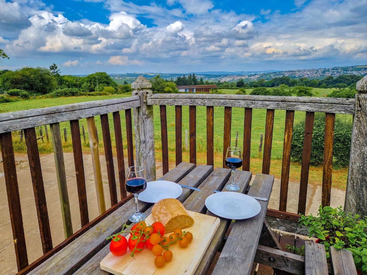 Hayloft: Oak balcony, lush countryside & sea views